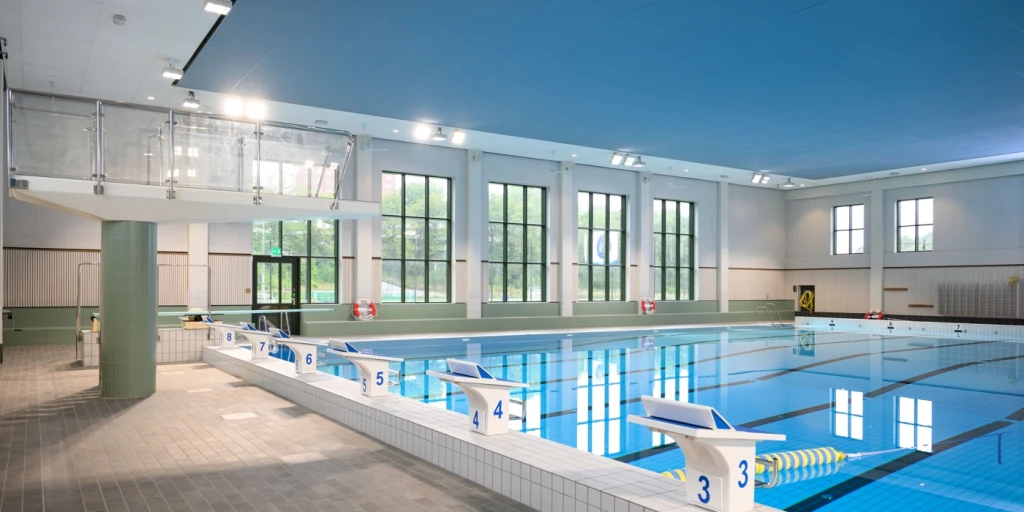 Översiktsbild av stora bassängen i   Lidingö simhall.