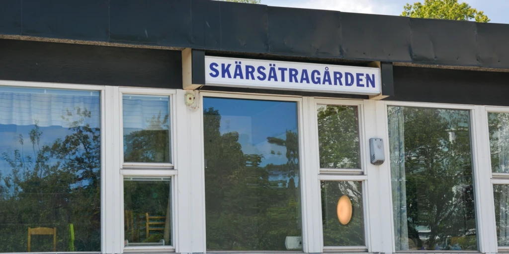 Skylt på fasaden för Skärsätragården.