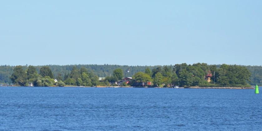 Vy över Duvholmen från vattnet.