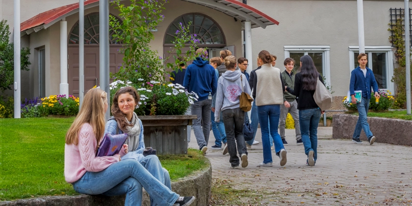 En grupp ungdomar framför en byggnad.
