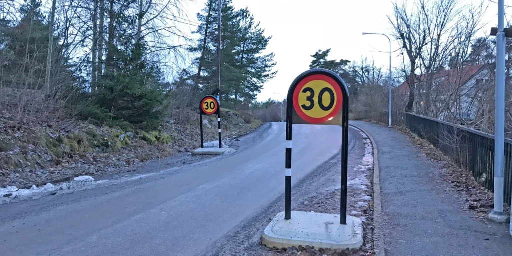 Vägskyltar med hastighetsbegränsning 30 km i timmen