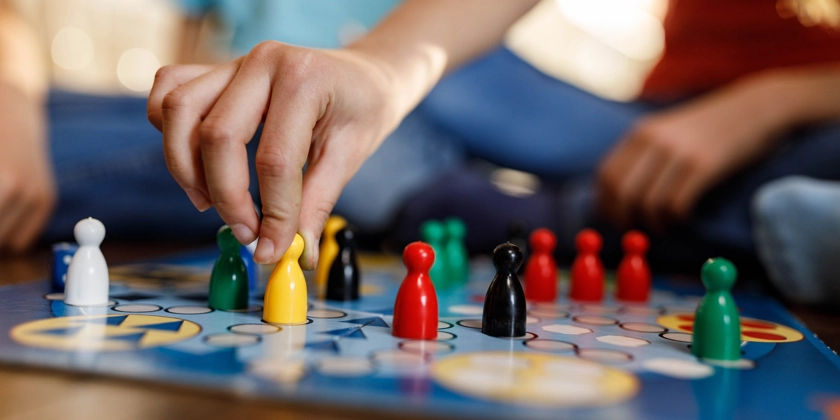 Närbild på person som spelar fia med knuff.