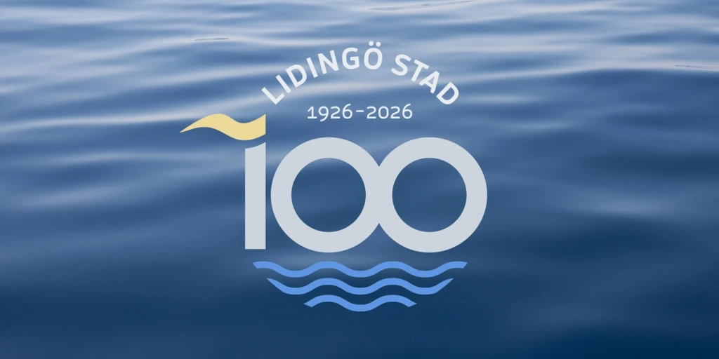 Logotyp Lidingö stad 100 år med havet som bakgrund.