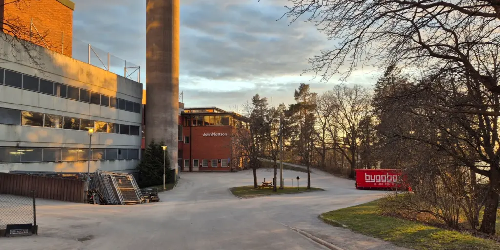 Industrilokal med skorsten.