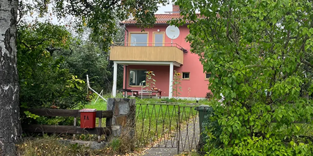 Röd villa i typisk 1940-tals arkitektur. 