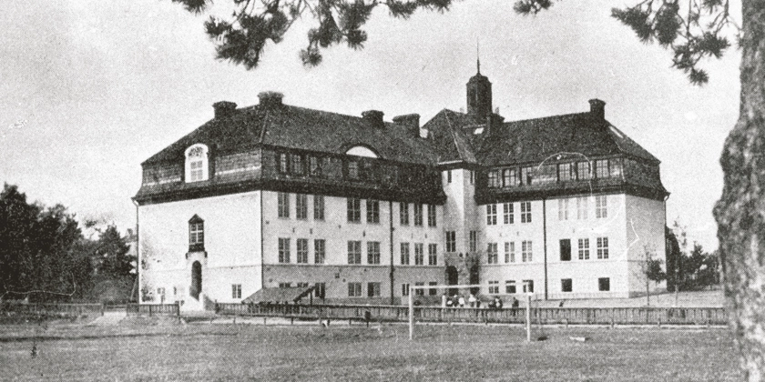 Ett gammalt foto av Lidingö läroverk med tillbyggnaden från 1916.