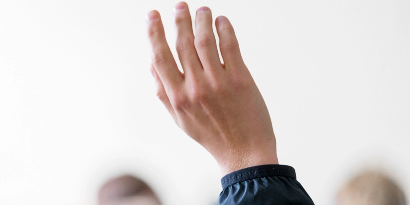 En närbild på en persons uppräckta hand.