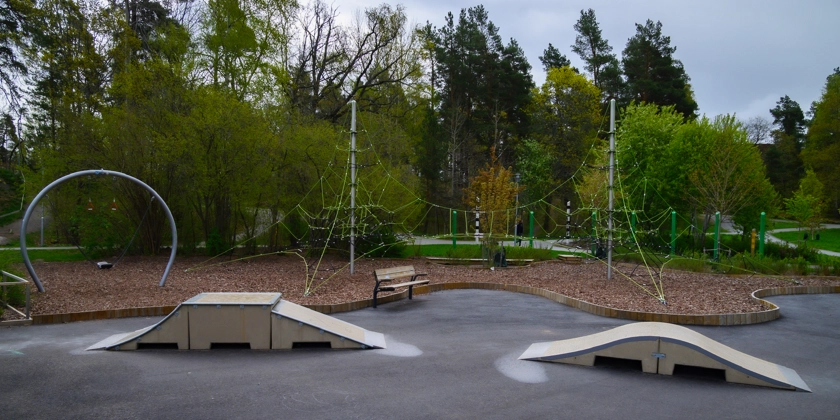 En lekpark med klätterställningar och skateramper.