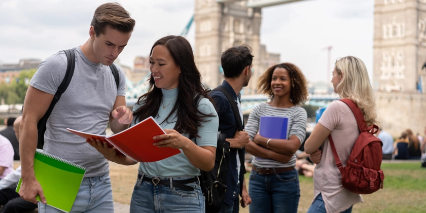 En grupp studenter står framför Tower Bridge i London.