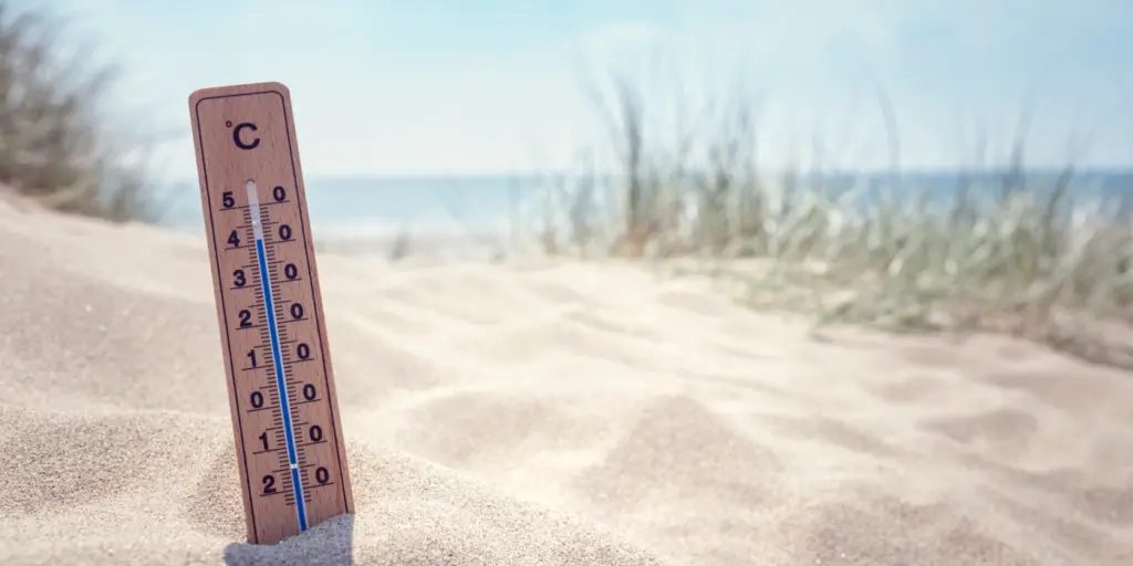 En termometer i sanden på en strand.