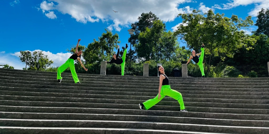 En grupp människor som dansar på en trappa.