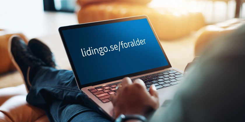 En person som sitter i en soffa och använder en bärbar dator. På skärmen står: lidingo.se/foralder.