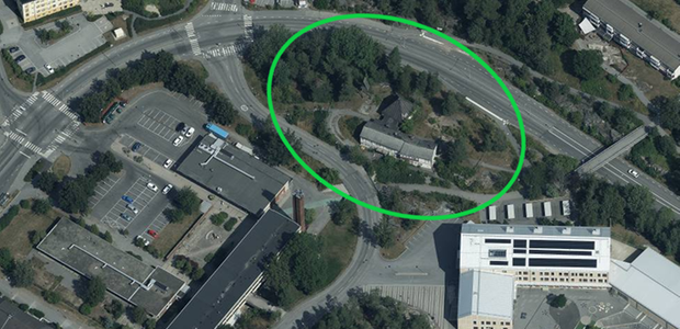 Flygfoto över fastigheten som är inringad.