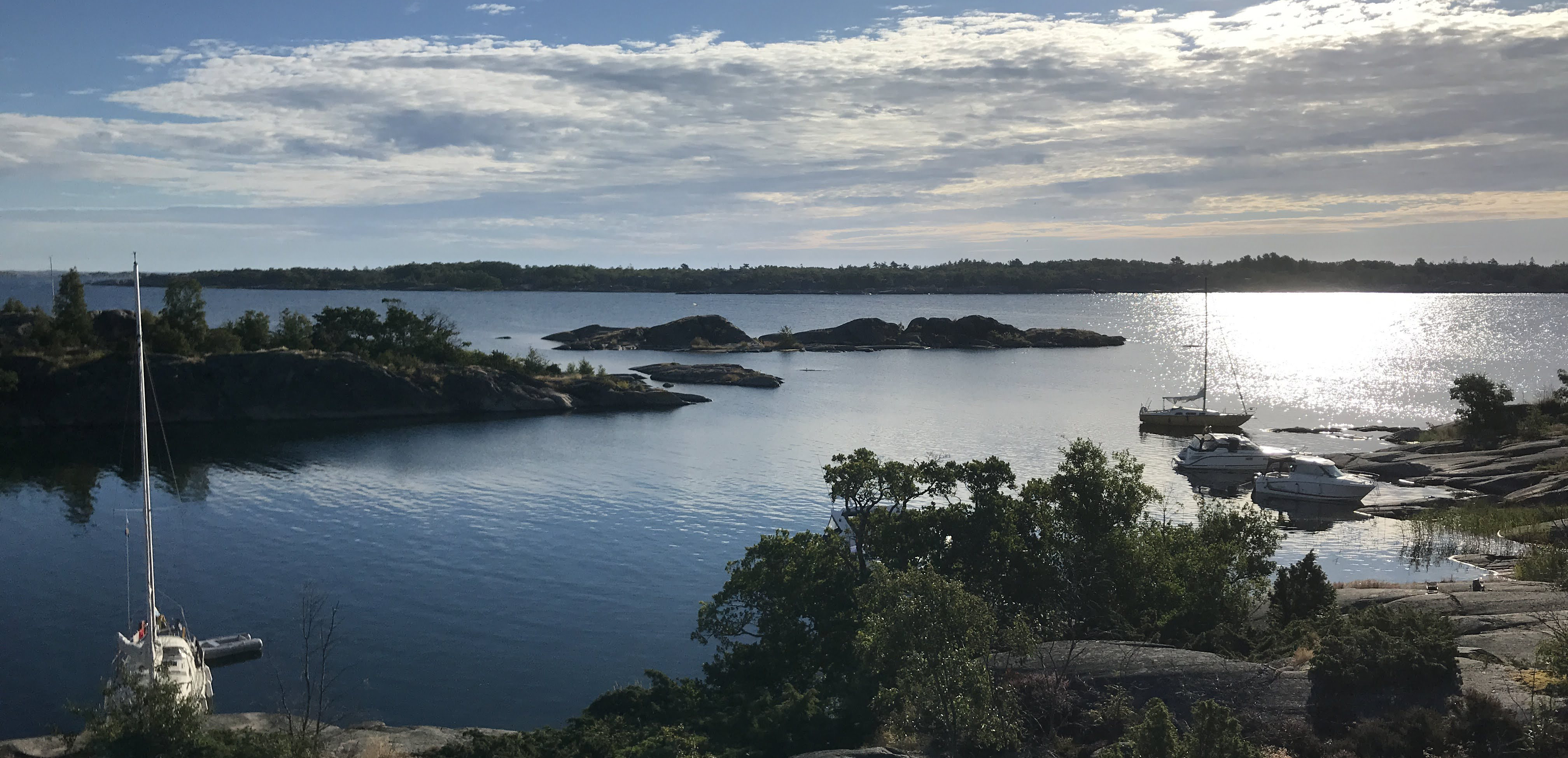 Ön Björkskär ligger i Värmdö kommun men tillhör Lidingö stad.