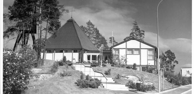 Vit byggnad med en trappa upp till den.
