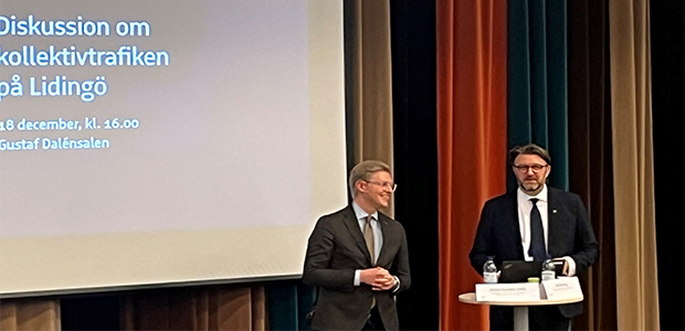 Anton Fendert och Erik Norling på scen i Lidingö stadshus för diskussion om kollektivtrafiken på Lidingö