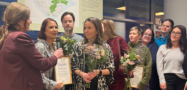 Finalister firas med diplom och blommor. 