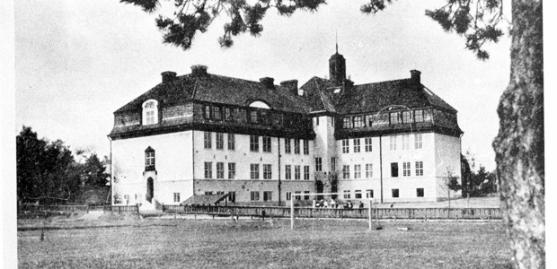 Gammal bild på Hersby gymnasium tagen under början av 1900-talet. 