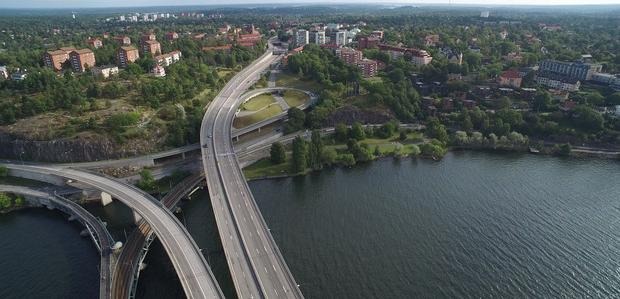 Flygfoto Lidingöbron och infarten till ön, bro, skog och hus.