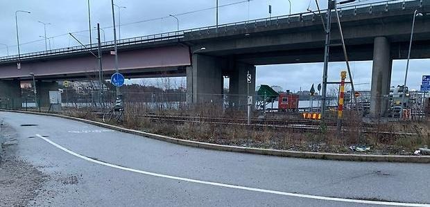 Gång och cykelväg med Lidingöbron i bakgrunden.