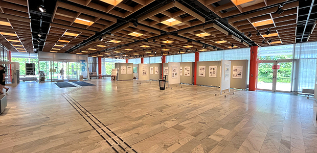A-hallen är vår utställningsyta i entréhallen. Stor tom yta med fönster. 