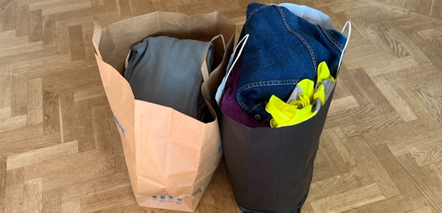 Kassar med utrensade kläder. 