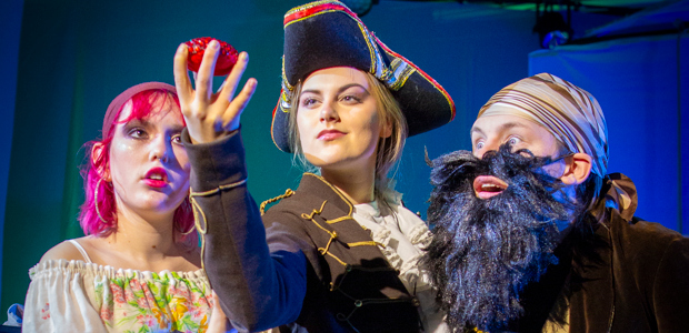 Bild på tre medlemmar i ensemblen 