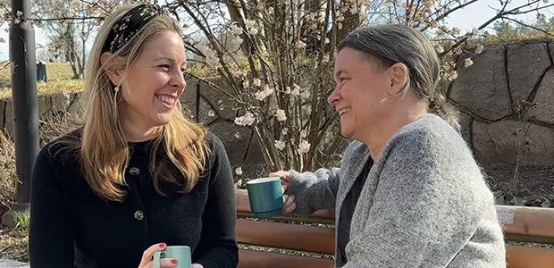 Anna-Pia Roth, seniorcoach, och Malin Thörnberg, personligt ombud sitter på en av öns tio sällskapsbänkar.