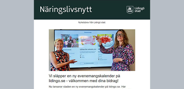 Händer som håller i en ipad som visar nyhetsbrevet Näringslivsnytt