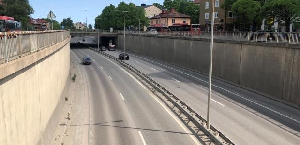 Större väg i ett betongtråg