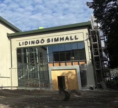 Simhallens
entré med fasadskylt och glasparti på plats.