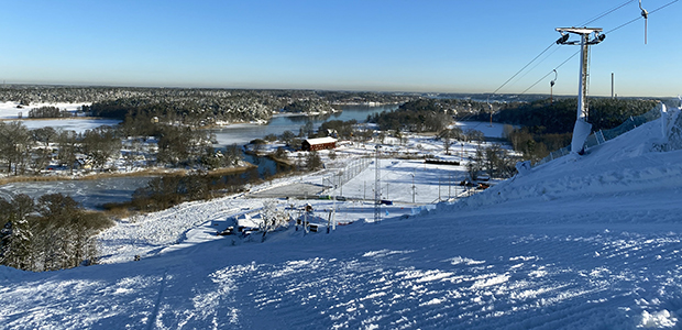 Vy från Ekholmsnäsbacken i vinterskrud.