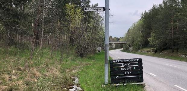 Väg med vägnamnet på skylt