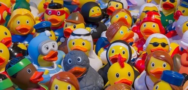 Ankfigurer i plast. olika färger och utstyrsel. Kemikalier. Förskolor