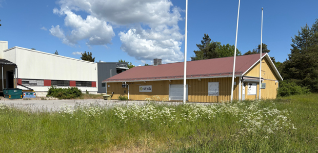 Livsmedelsaffär med en bilparkering utanför.