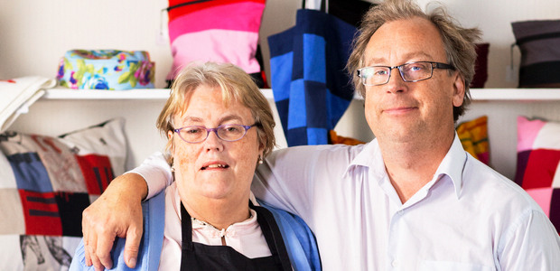 Två medelålders personer, en håller om den andra.