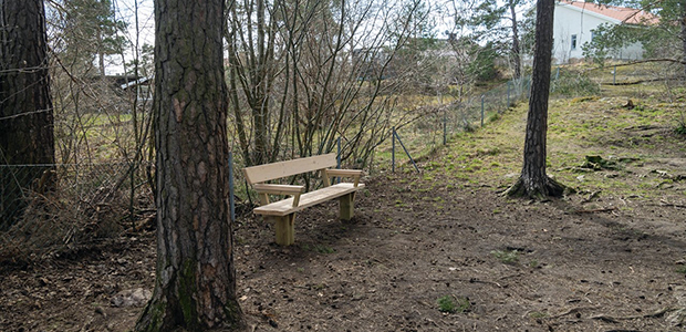 Sittbänk i Siggebogårdens hundhage.