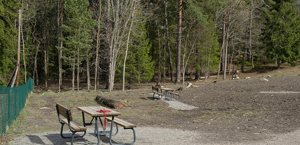 Bänk och bord i Koltorps hundhage. 