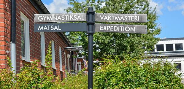 Skolgård med informationsskylt i centrum