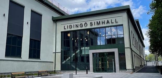 Bassäng med blått vatten, svikt och trampolin.