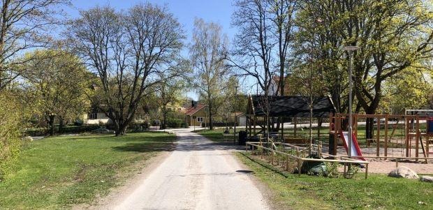Väg med gräs och en lekpark bredvid