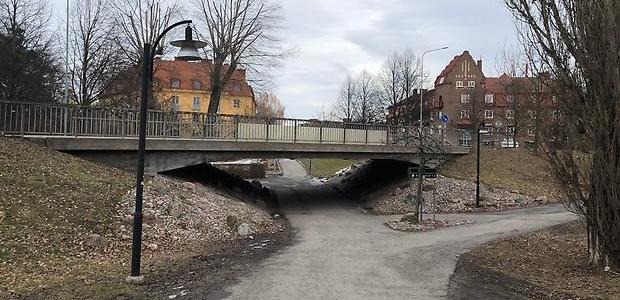 torg med hus, träd och blommor
