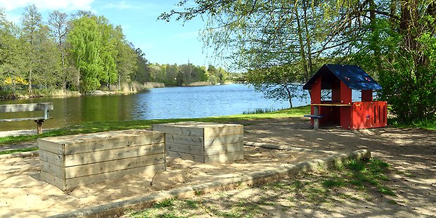 Sandlåda, träplintar och lekhus precis intill Kottlasjön.