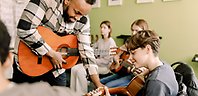 Lärare och elever på en musikskola.