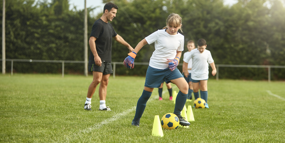 barn spelar fotboll