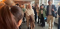 Socialtjänstminister Camilla Waltersson Grönwall (M) i en folksamling under sitt besök på Bodals skola. 