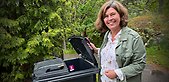 Livsmedelsaffär med en bilparkering utanför.