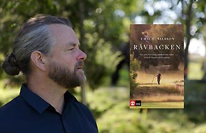 Porträtt av Emil V Nilssons högersida. Bakom honom en ängsmark. Infälld är bokomslaget från boken Rävbacken.