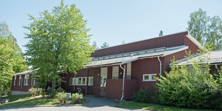 Röd träfasad på Aborrevägens förskola.