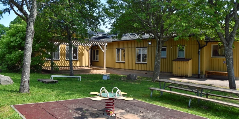 Lummig utegård på Bo förskola.